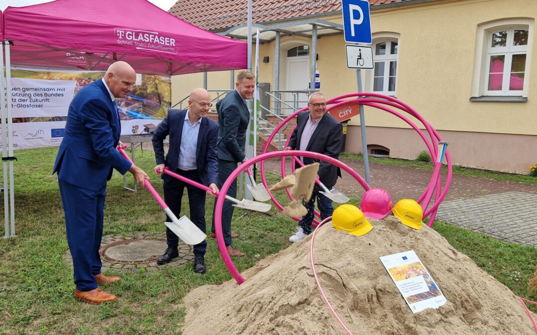Spatenstich für den geförderten Glasfaser-Ausbau im Landkreis Spree Neiße / Wokrejs Sprjewja–Nysa
