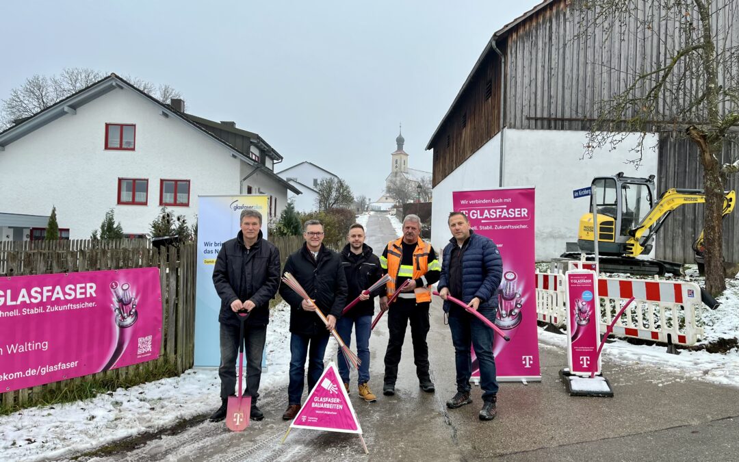 Netzausbau: Bürgermeister Roland Schermer besucht GlasfaserPlus-Baustelle in Walting