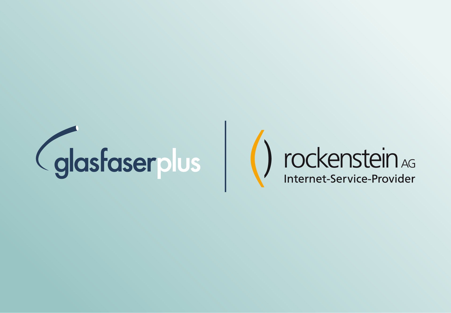 Die Logos von „glasfaserplus“ und der „rockenstein AG Internet-Service-Provider“ nebeneinander auf einem hellblauen Hintergrund mit Farbverlauf, getrennt durch eine vertikale Linie.