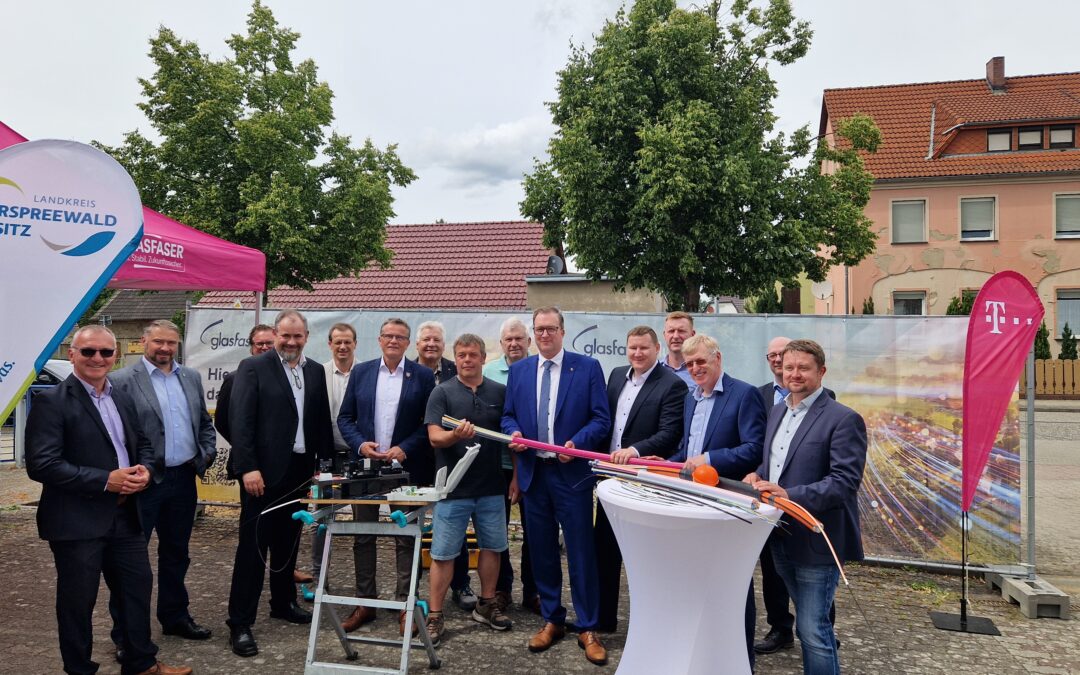 Spatenstich für den geförderten Glasfaser-Ausbau im Landkreis Oberspreewald-Lausitz