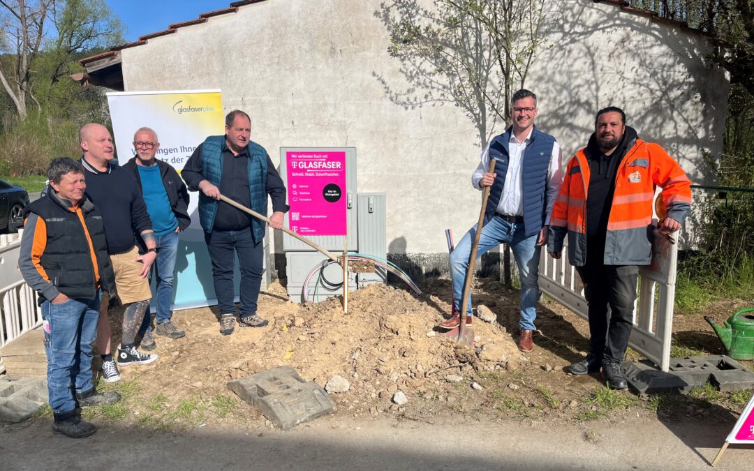 Spatenstich für den geförderten Glasfaser-Ausbau in Plankenfels