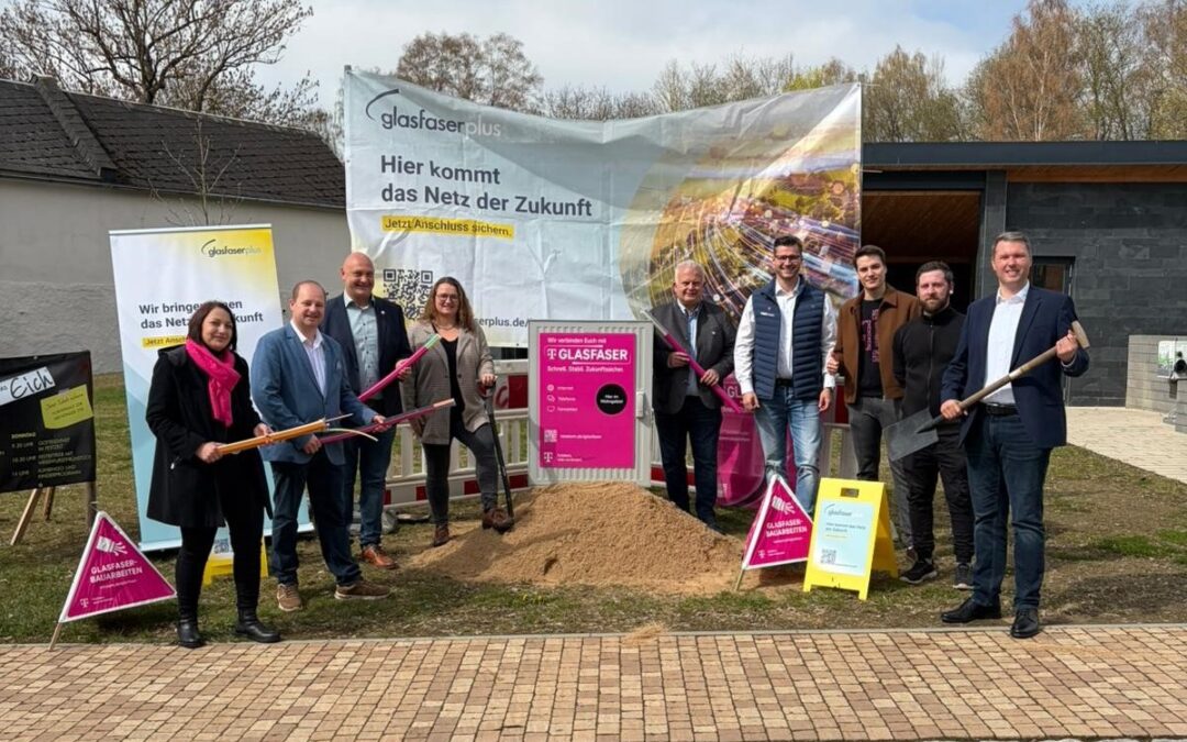 Spatenstich für den geförderten Glasfaser-Ausbau in den Gemeinden Feilitzsch, Trogen und Töpen
