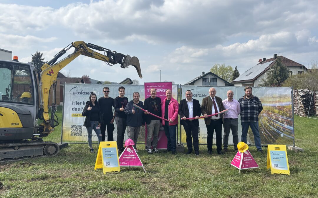 Netzausbau: Alter und neuer Bürgermeister besuchen GlasfaserPlus-Baustelle