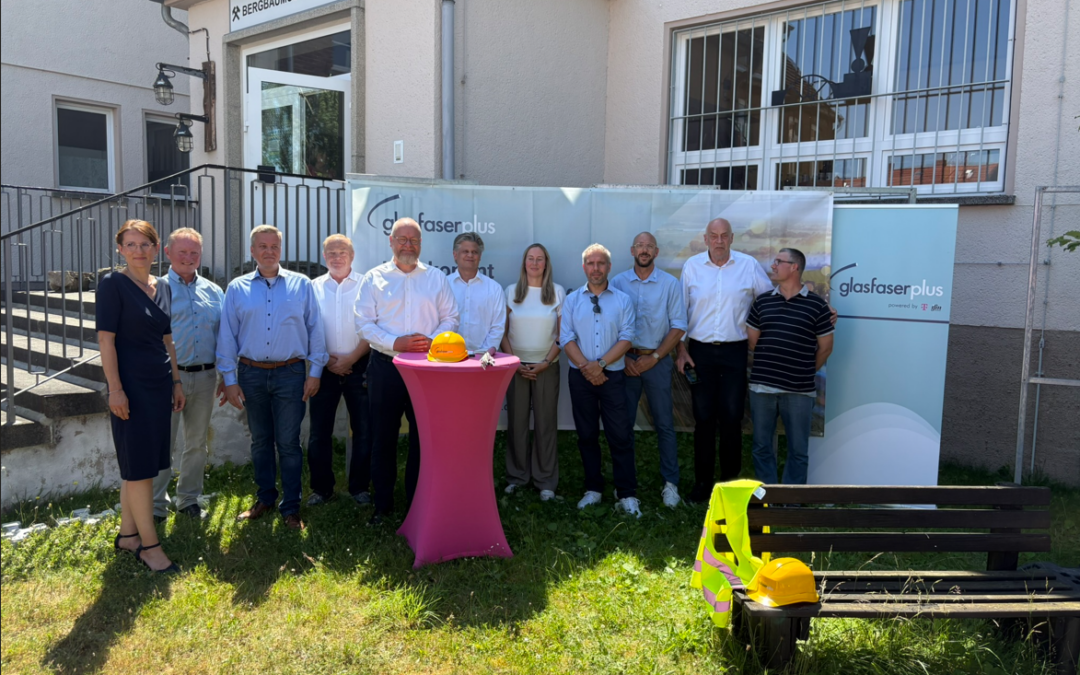 Spatenstich für den geförderten Glasfaser-Ausbau in den Teucherner Ortsteilen Deuben, Naundorf und Wildschütz