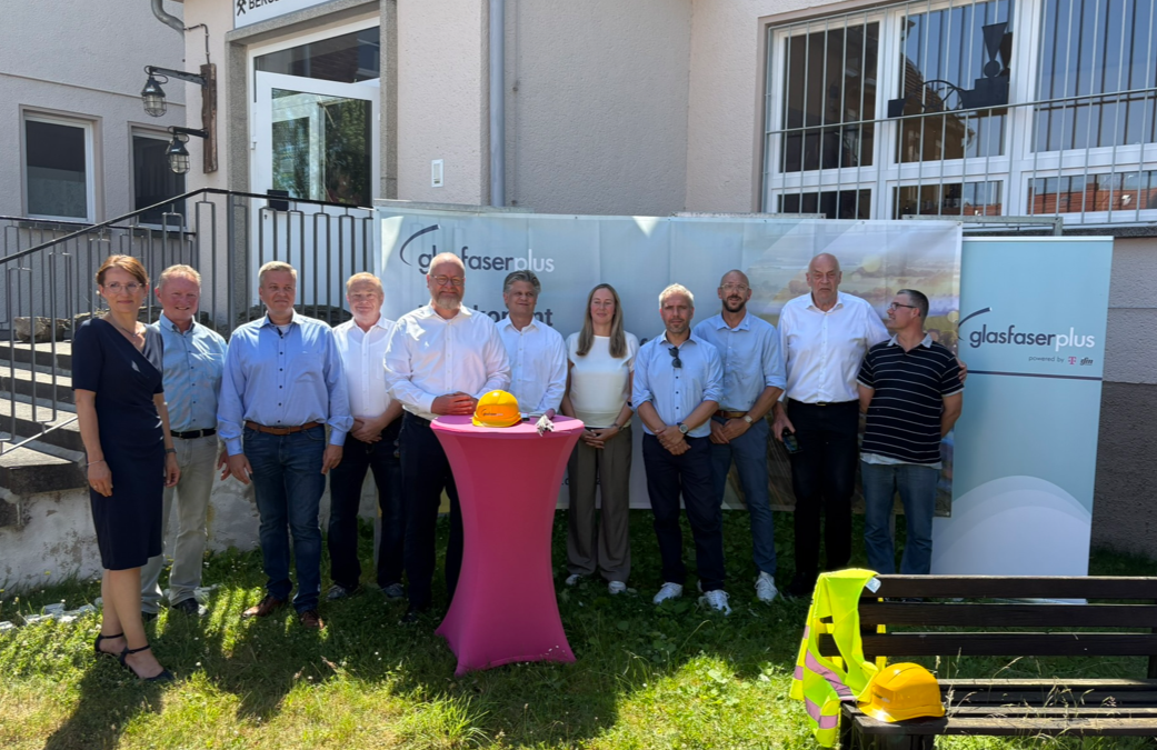 Spatenstich für den geförderten Glasfaser-Ausbau in den Teucherner Ortsteilen Deuben, Naundorf und Wildschütz